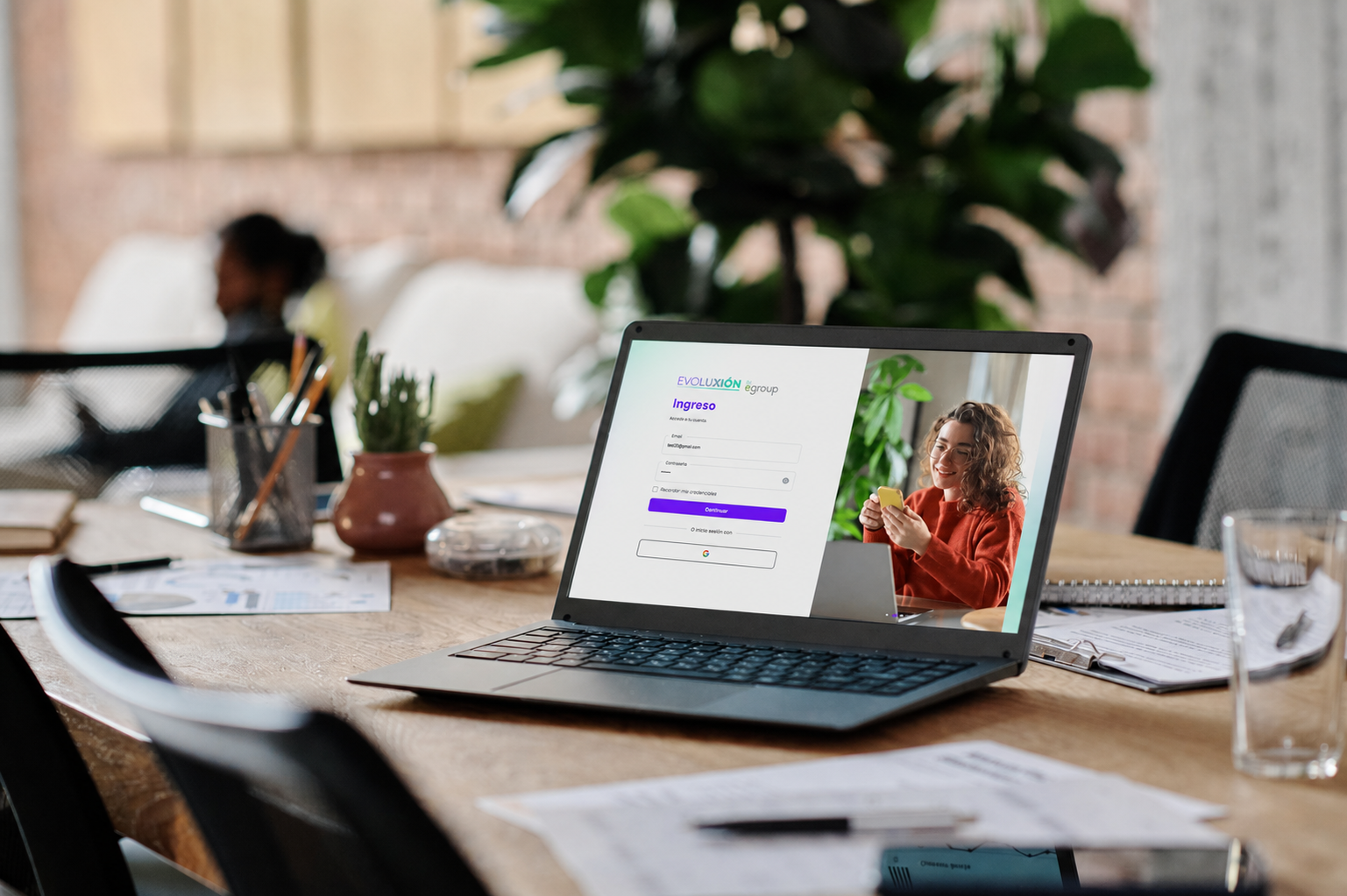 Interfaz de Evoluxion, la plataforma de aprendizaje corporativo de egroup, mostrando un entorno de capacitación digital con Inteligencia Artificial, rutas de aprendizaje personalizadas y acceso desde cualquier dispositivo.