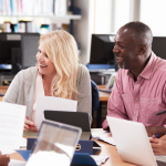 Profesionales colaborando en una sesión de aprendizaje corporativo basada en principios de andragogía y capacitación empresarial para adultos.